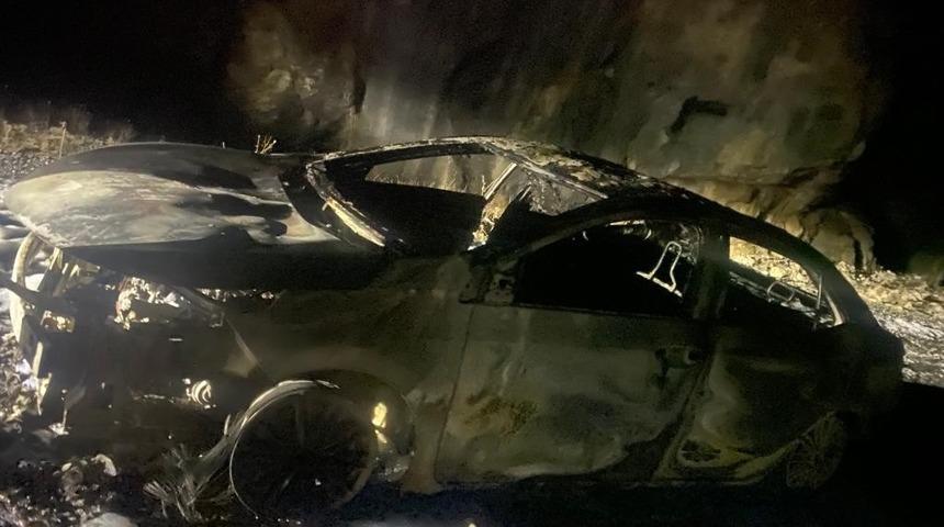 Hakkari&rsquo;de seyir halindeki ara&ccedil; alev alev yandı