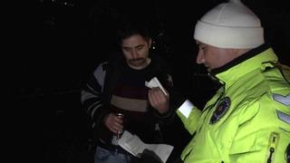 İlginç anlar kamerada! Elinde içki şişesiyle polise böyle yalvardı: 'Ben terörist miyim?'