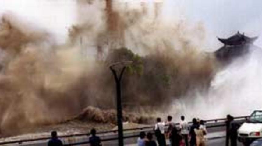 Tsunami'de &ouml;l&uuml; sayısı 327