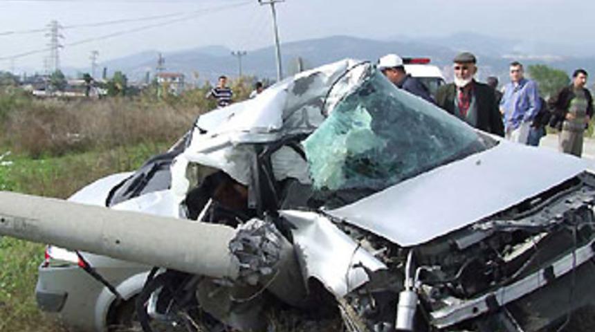 14 yaşındaki s&uuml;r&uuml;c&uuml; kaza yaptı: 2 &ouml;l&uuml;