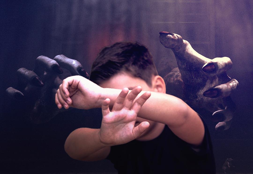 5 yaşındaki &ccedil;ocuklarını kurban edeceklerdi! 'Cin &ccedil;arptı' diyerek Fas'a g&ouml;t&uuml;r&uuml;yorlardı... Son anda yakalandılar