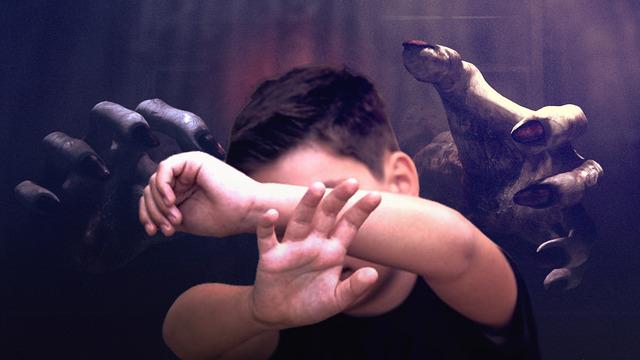 5 yaşındaki çocuklarını kurban edeceklerdi! 'Cin çarptı' diyerek Fas'a götürüyorlardı... Son anda yakalandılar