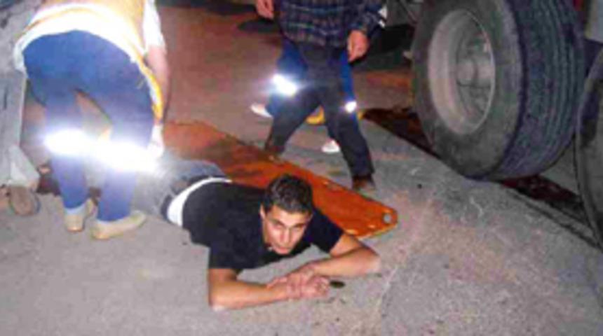 Motosiklet s&uuml;r&uuml;c&uuml;s&uuml; TIR'ın altında kaldı