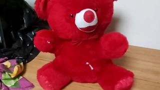 Oyuncak ayıdan çıkanlar şaşkına çevirdi! 'İsmini hatırlamadığım bir arkadaşım verdi! Haberim yoktu'