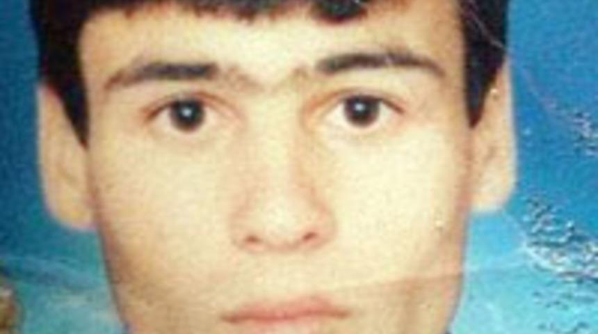 Barfiks &ccedil;ekerken d&uuml;şen gen&ccedil; &ouml;ld&uuml;