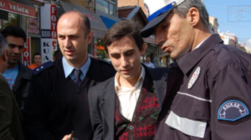 Kendisine ceza yazan trafik polisine &ccedil;arptı