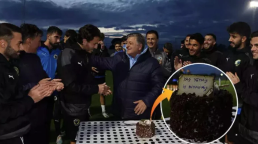 Yılmaz Vural yeni yaşını kutladı, futbolcuların yaptığı sürpriz herkesi güldürdü! Doğum günü pastasında esprili yazı 