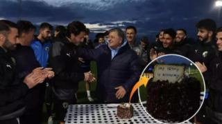 Yılmaz Vural yeni yaşını kutladı, futbolcuların yaptığı sürpriz herkesi güldürdü! Doğum günü pastasında esprili yazı 