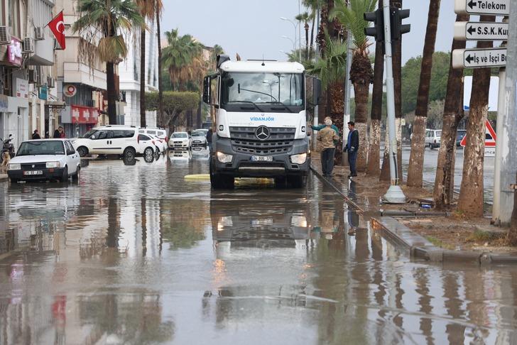 Depremin üzerinden neredeyse bir yıl geçecek ama her yağmurda aynı manzara! Esnaf isyan etti: Ne çözüm ne de çalışma var G1