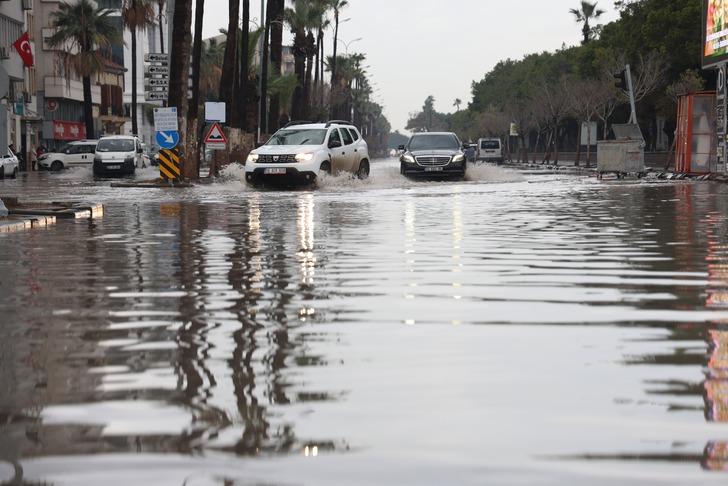 Depremin üzerinden neredeyse bir yıl geçecek ama her yağmurda aynı manzara! Esnaf isyan etti: Ne çözüm ne de çalışma var G2