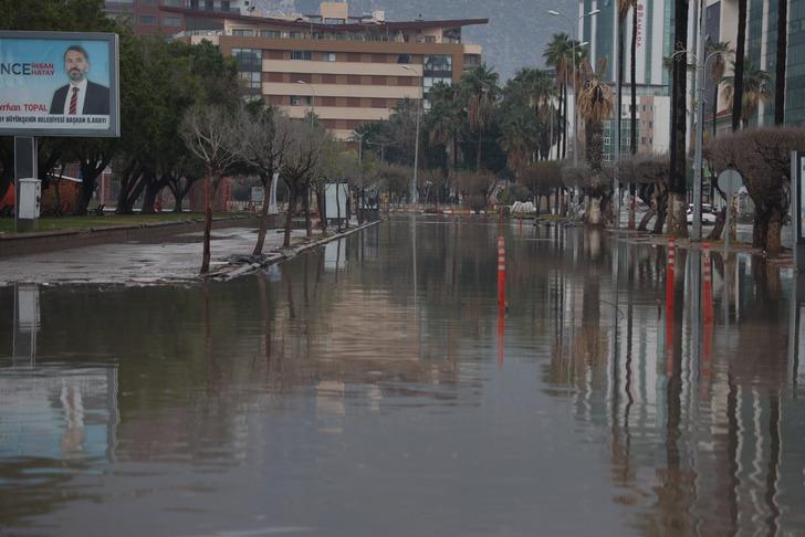 Depremin üzerinden neredeyse bir yıl geçecek ama her yağmurda aynı manzara! Esnaf isyan etti: Ne çözüm ne de çalışma var G3