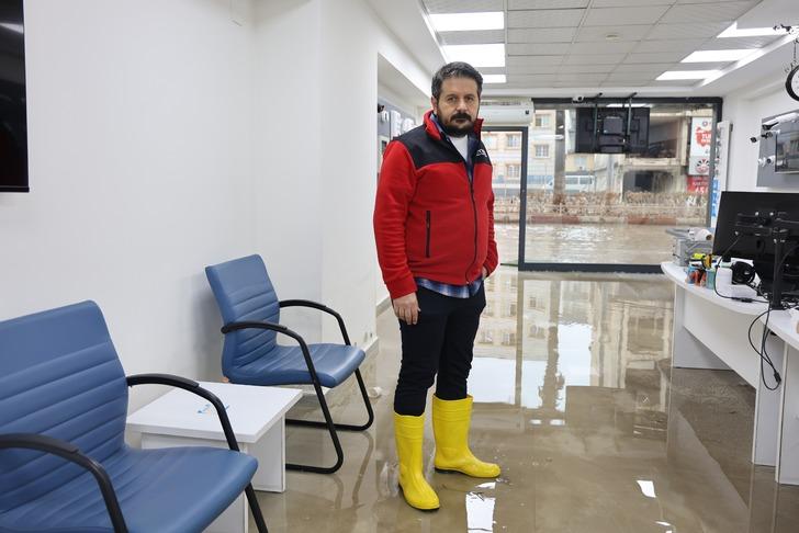 Depremin üzerinden neredeyse bir yıl geçecek ama her yağmurda aynı manzara! Esnaf isyan etti: Ne çözüm ne de çalışma var G5