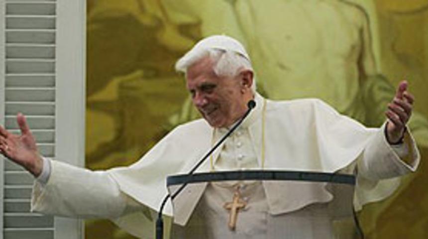 Papa, b&uuml;y&uuml;kel&ccedil;ilerle g&ouml;r&uuml;şecek