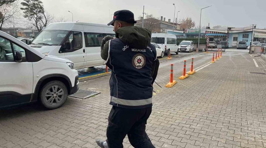 G&uuml;mr&uuml;k m&uuml;h&uuml;rl&uuml; tırın dorsesinde 49 d&uuml;zensiz g&ouml;&ccedil;men yakalandı