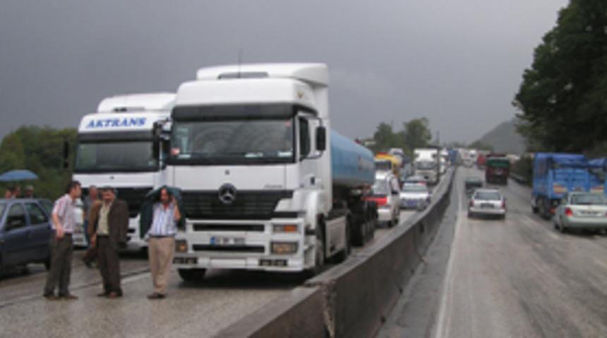 Kayan TIR, trafiğin durmasına neden oldu