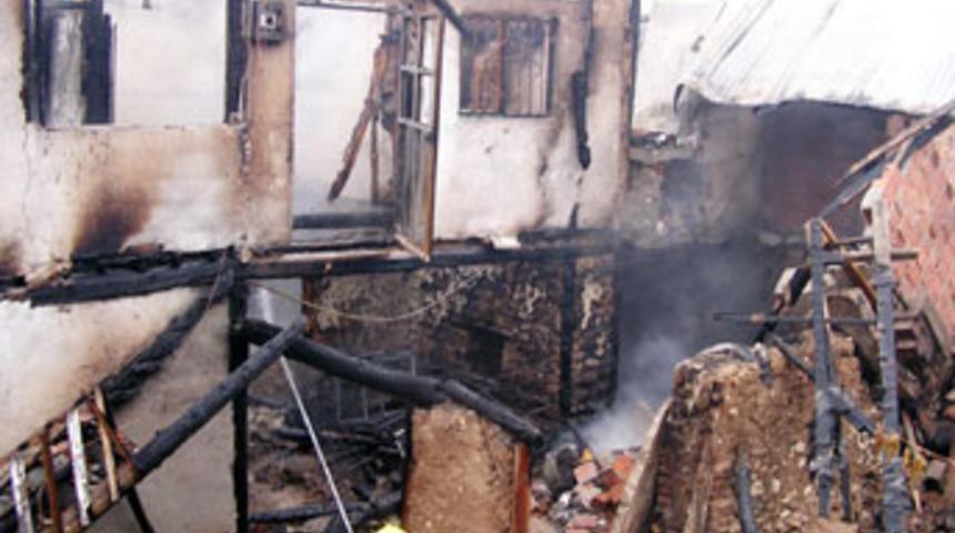 Aynı aileden 4 kişi yanarak can verdi