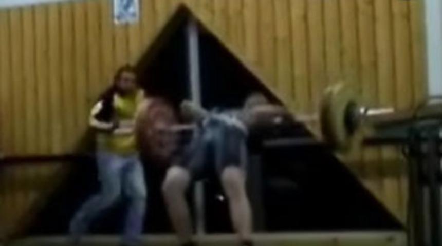 Haltercinin &ouml;l&uuml;mle burun buruna geldiği an