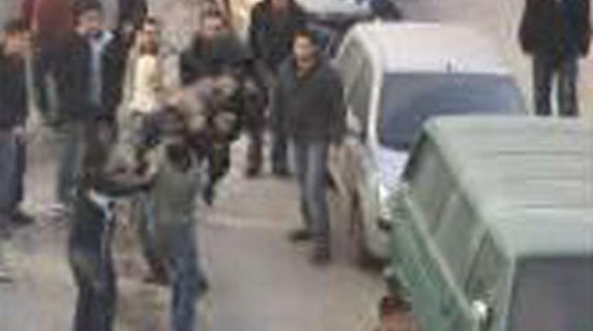 Tekmeler havada u&ccedil;uştu