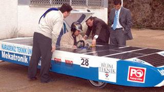 Üniversite öğrencileri güneş enerjili araba üretti