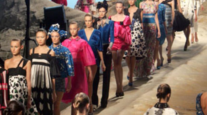 Kenzo, Paris'te &ccedil;&ouml;l r&uuml;zgarları estirdi