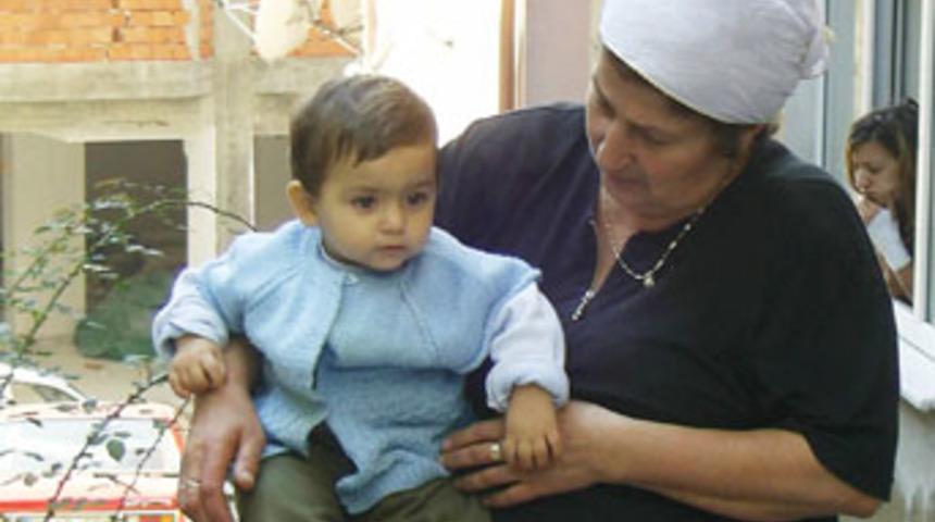 &Ccedil;ocuğunun g&ouml;z&uuml; &ouml;n&uuml;nde intihar etti