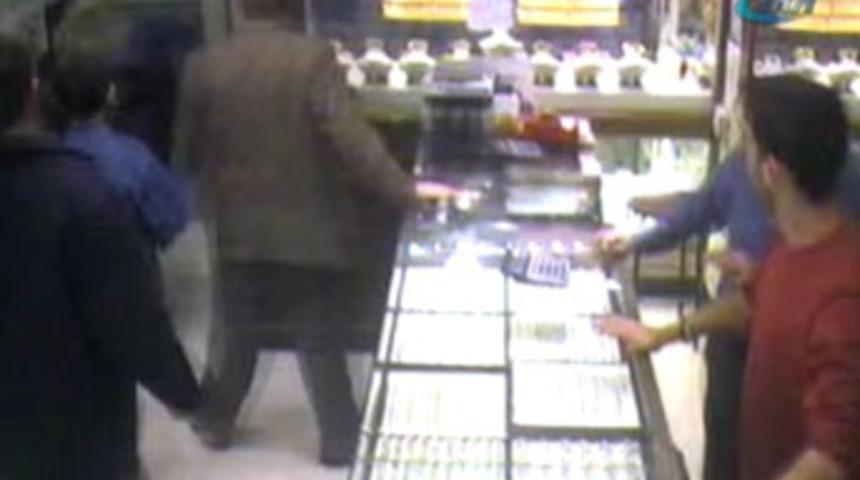 Balıkesir depremi kameraya yansıdı