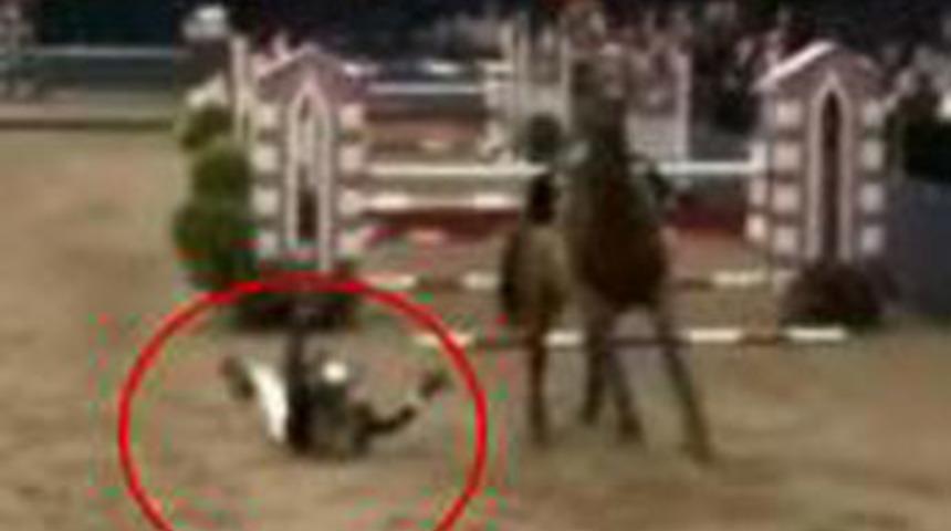 Attan kafa yiyen bayan jokeyin zor anları