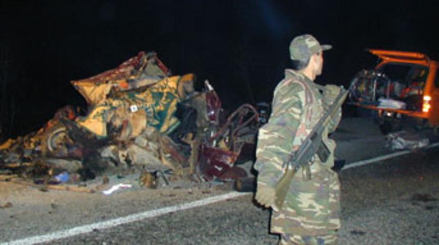 Kamyon ile otomobil &ccedil;arpıştı: 7 &ouml;l&uuml;