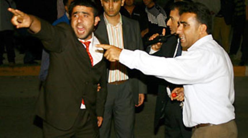 "Conolar"polisle &ccedil;atıştı: 11'i polis, 12 yaralı