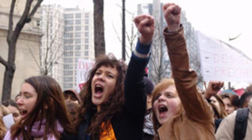 Paris'te tutuklananların sayısı 420