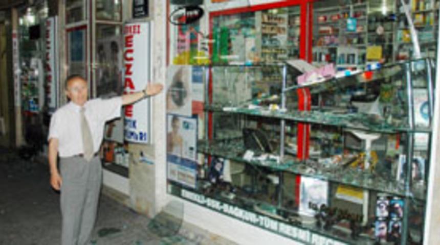 İşyerlerinin camları kırıp ka&ccedil;tılar