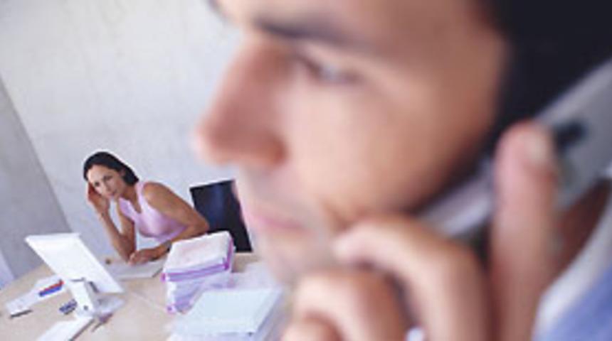 Ses dalgalarını ileten cep telefonu