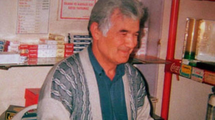 Emekli &ouml;ğretmeni atkıyla boğdular