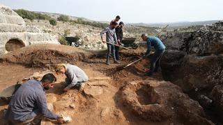 Diyarbakır'daki eski taş ocağına 54 çocuğa ait mezarlık bulundu! Erken Hristiyanlık dönemine ait! Nekropol alana dönüştürüldükten sonra çocuklar gömüldü