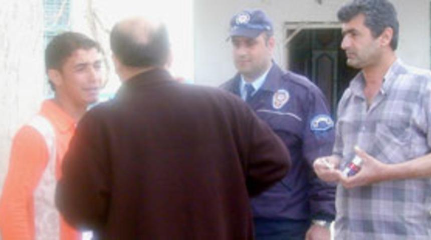 Annesini ve kardeşlerini satırla rehin aldı