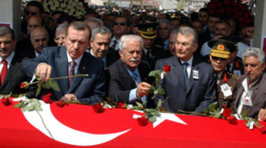 Şehit Yarbay'ın cenazesine Başbakan katıldı