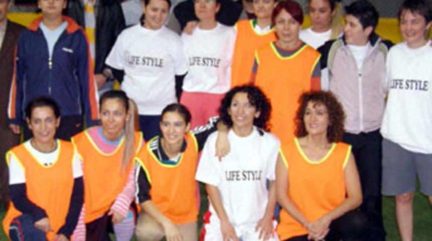 Ojeli eller halı sahada