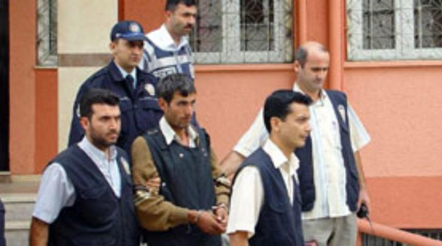 Yatakta yakaladığı eşi ve komşusunu &ouml;ld&uuml;rd&uuml;