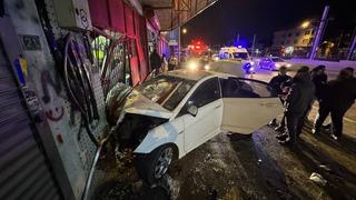 Bursa'da otomobil iş yerinin kepenklerine çarptı, 3 kişi yaralandı