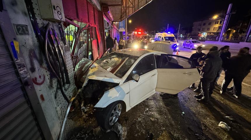 Bursa'da otomobil iş yerinin kepenklerine çarptı, 3 kişi yaralandı