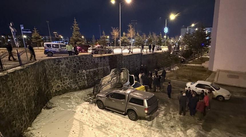 Erzurum'da, iki otomobilin çarpıştığı kazada sürücüler yaralandı