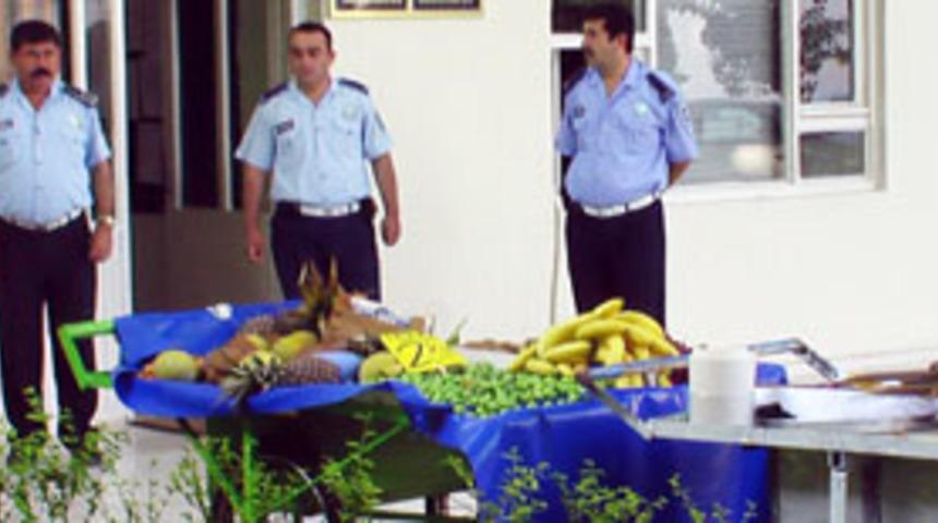 Seyyar satıcı zabıtayı bı&ccedil;akladı