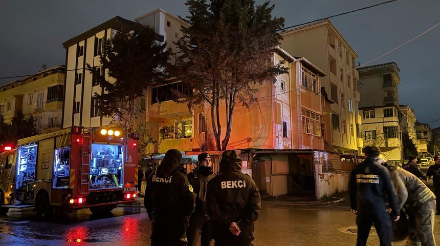 Pendik&rsquo;te 3 katlı binada patlayan doğal gaz borusu yangına yol a&ccedil;tı