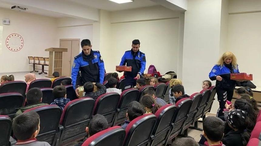 Hakkarili öğrencilere polislik mesleği tanıtıldı