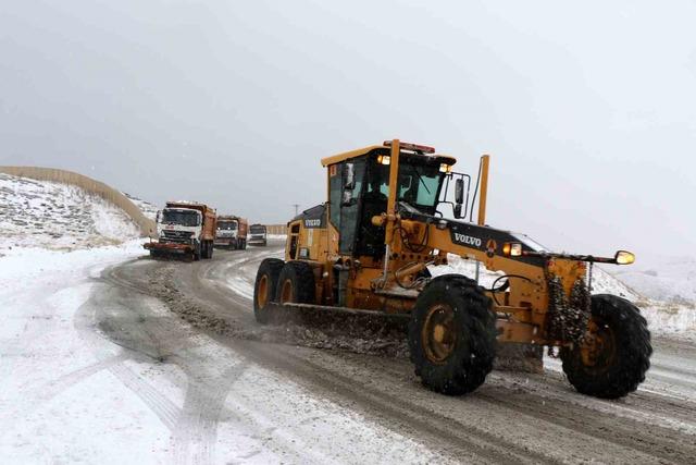 Erzincan’ın yüksek kesimlerinde kar yağışı