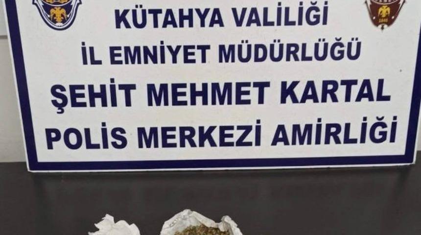 K&uuml;tahya&rsquo;da bek&ccedil;iler 2 şahsın &uuml;zerinde uyuşturucu ele ge&ccedil;irdi