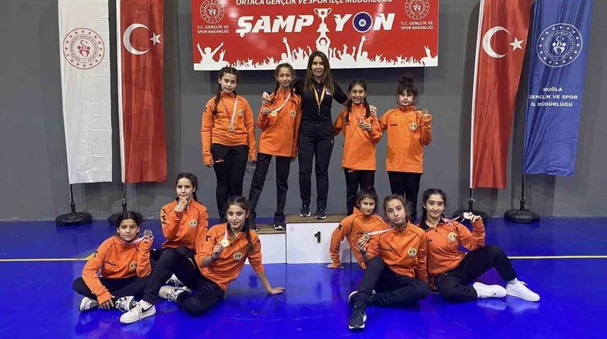 K&ouml;yceğizli g&uuml;reş&ccedil;i kızlardan yedi şampiyonluk