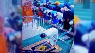 Namaz sırasında kalp krizi geçiren imam secdede vefat etti