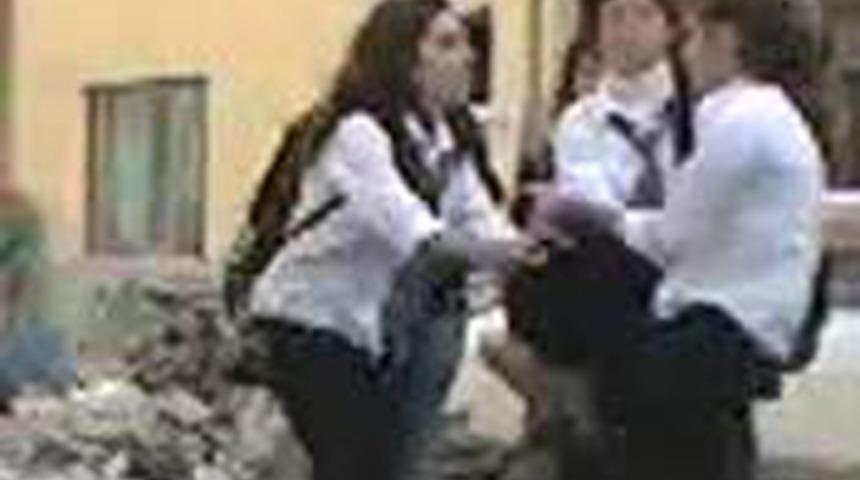 Kız &ouml;ğrenciler tekme tokat birbirlerine girdi