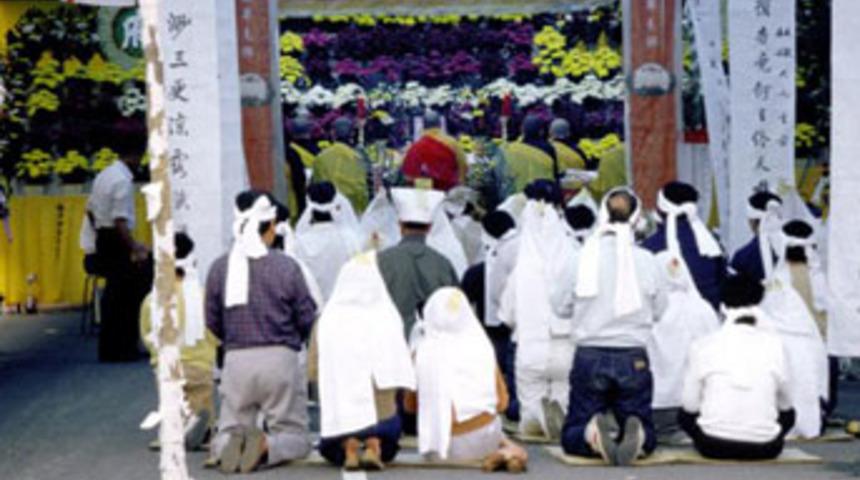 Annesinin cesediyle 7 yıl yaşadı